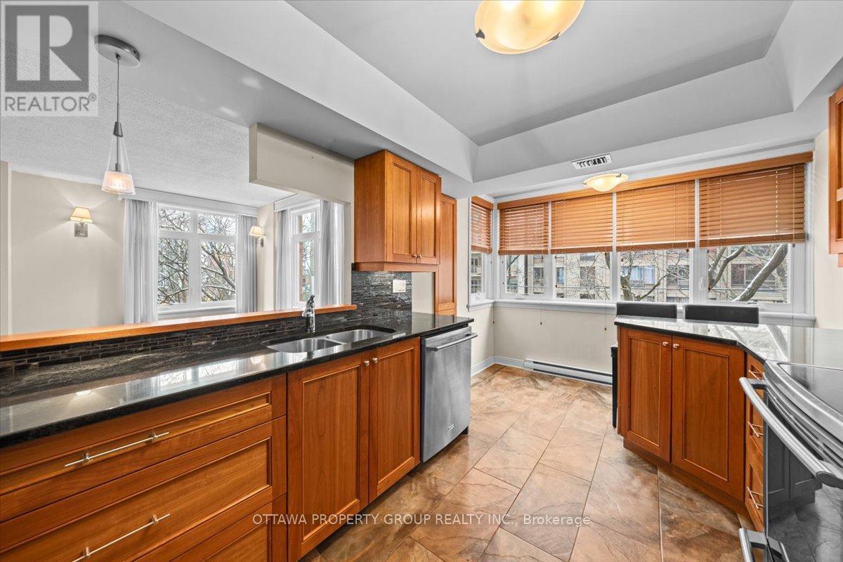 402 - 215 Somerset Street W, Ottawa, ON - Indoor Photo Showing Kitchen With Double Sink