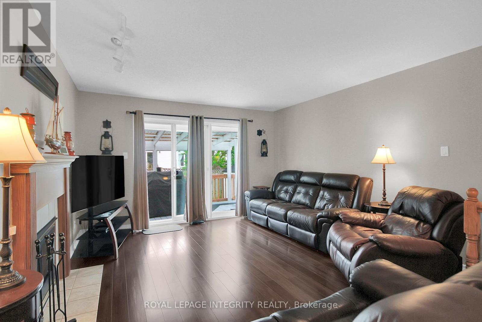 22 Halkirk Avenue, Ottawa, ON - Indoor Photo Showing Living Room