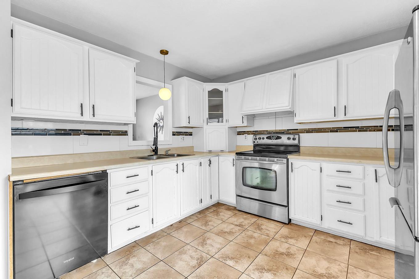 Cuisine - 16 Ch. De La Mésange, Val-Des-Monts, QC - Indoor Photo Showing Kitchen With Double Sink