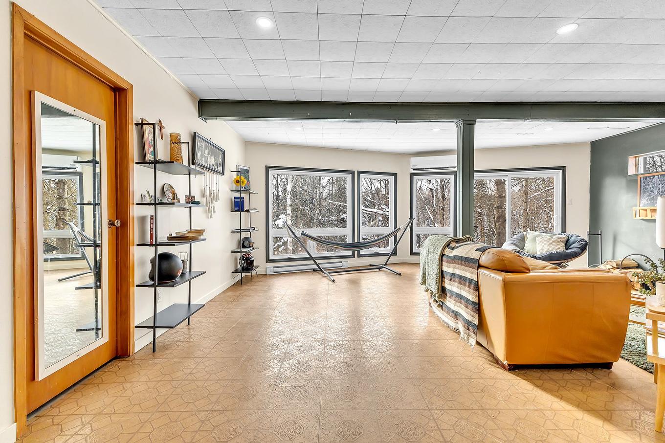 Salle familiale - 16 Ch. De La Mésange, Val-Des-Monts, QC - Indoor