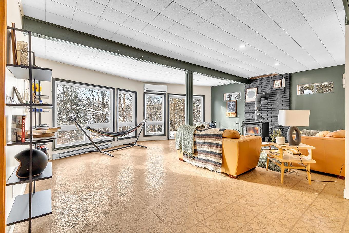 Salle familiale - 16 Ch. De La Mésange, Val-Des-Monts, QC - Indoor