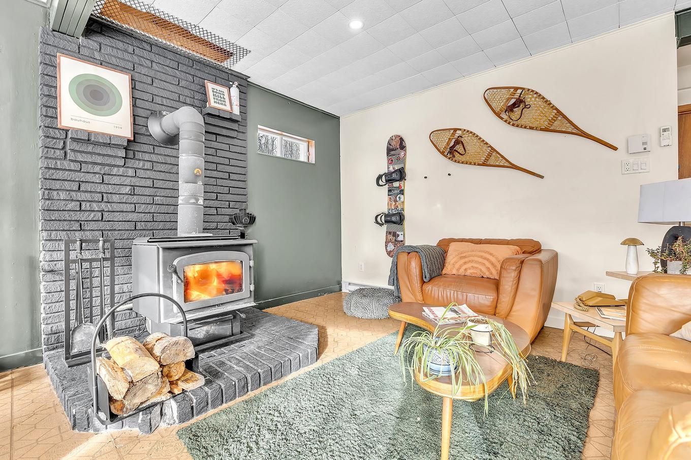 Salle familiale - 16 Ch. De La Mésange, Val-Des-Monts, QC - Indoor Photo Showing Living Room With Fireplace
