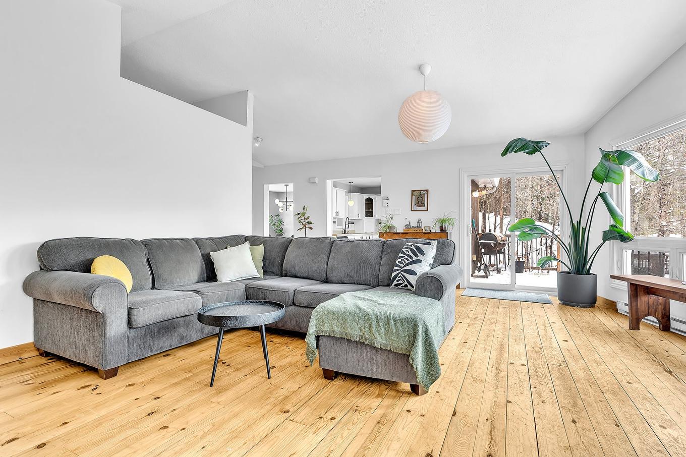Salon - 16 Ch. De La Mésange, Val-Des-Monts, QC - Indoor Photo Showing Living Room