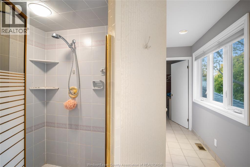 128 Marine, Tecumseh, ON - Indoor Photo Showing Bathroom