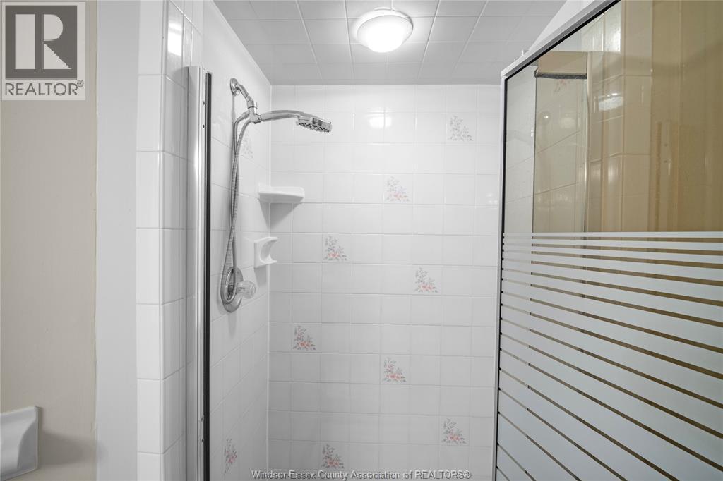 128 Marine, Tecumseh, ON - Indoor Photo Showing Bathroom