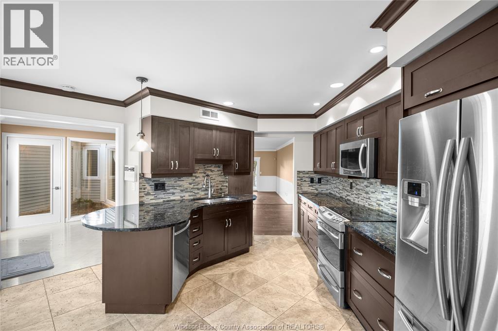 128 Marine, Tecumseh, ON - Indoor Photo Showing Kitchen With Upgraded Kitchen