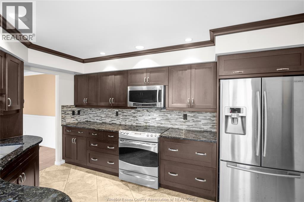 128 Marine, Tecumseh, ON - Indoor Photo Showing Kitchen With Upgraded Kitchen