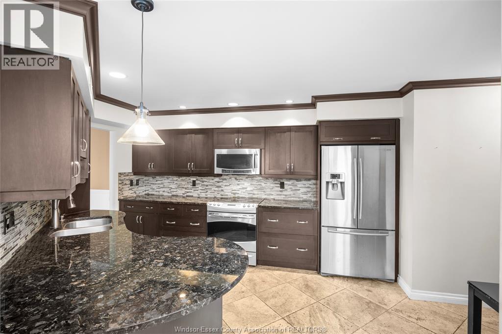 128 Marine, Tecumseh, ON - Indoor Photo Showing Kitchen With Upgraded Kitchen