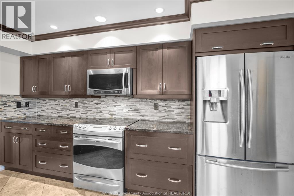 128 Marine, Tecumseh, ON - Indoor Photo Showing Kitchen With Upgraded Kitchen