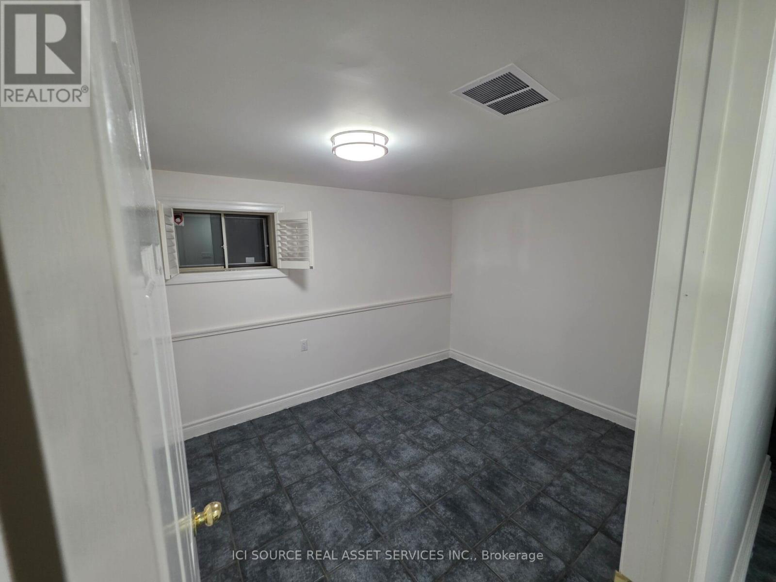 Basement - 33 Broomfield Drive, Toronto, ON - Indoor Photo Showing Other Room