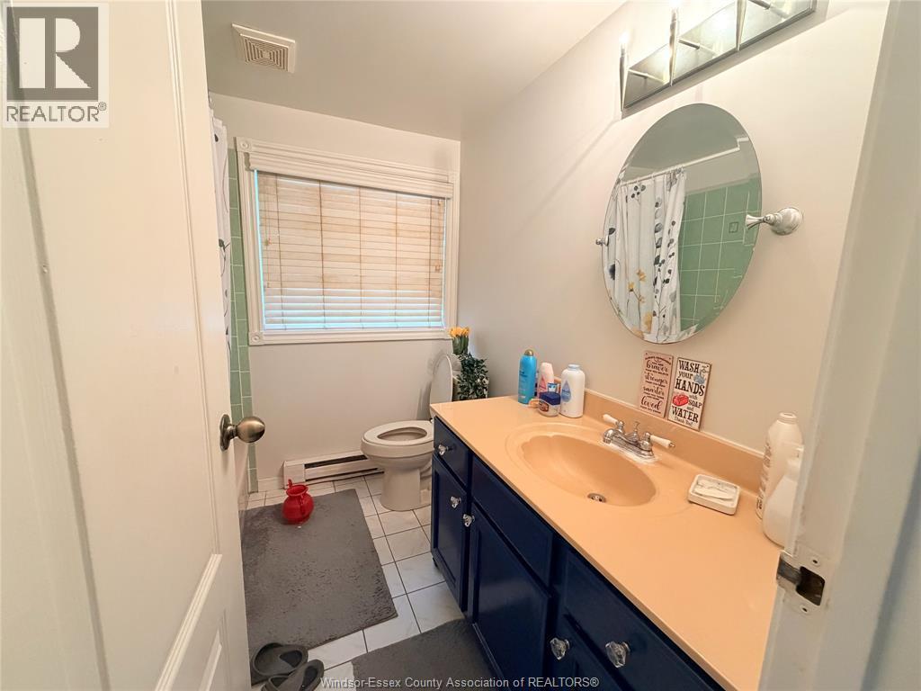 3000 Meadowbrook Lane Unit# 2, Windsor, ON - Indoor Photo Showing Bathroom