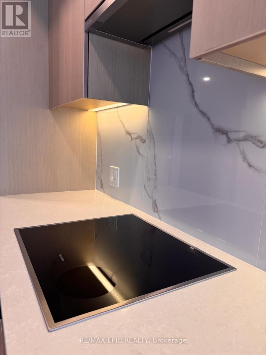 1611 - 1 Concord Cityplace Way, Toronto, ON - Indoor