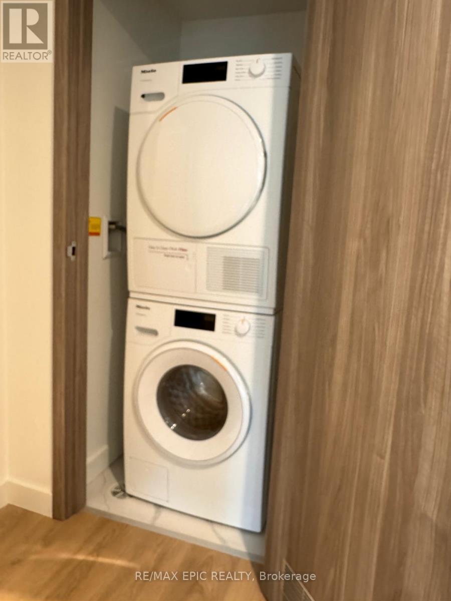 1611 - 1 Concord Cityplace Way, Toronto, ON - Indoor Photo Showing Laundry Room