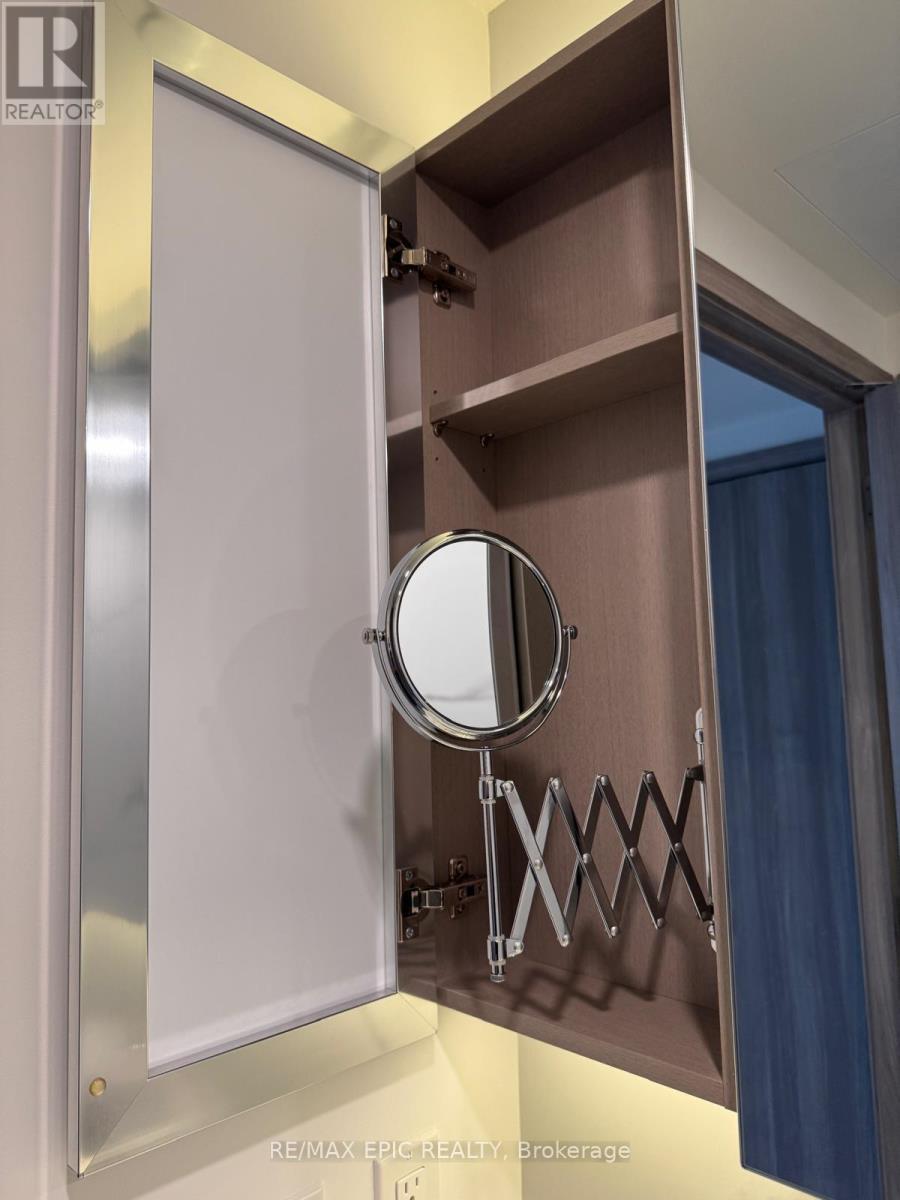 1611 - 1 Concord Cityplace Way, Toronto, ON - Indoor