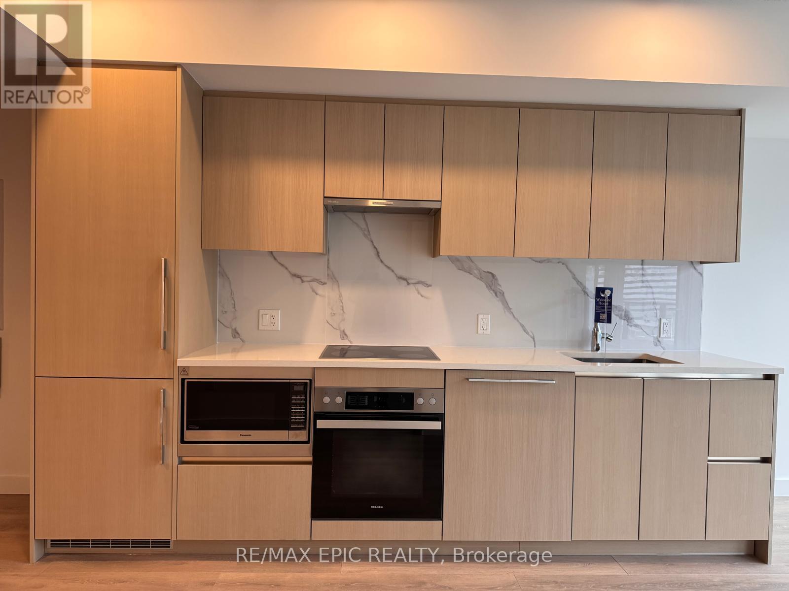 1611 - 1 Concord Cityplace Way, Toronto, ON - Indoor Photo Showing Kitchen