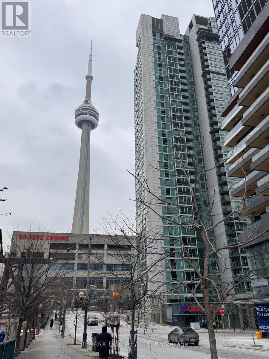 1611 - 1 Concord Cityplace Way, Toronto, ON - Outdoor With Facade