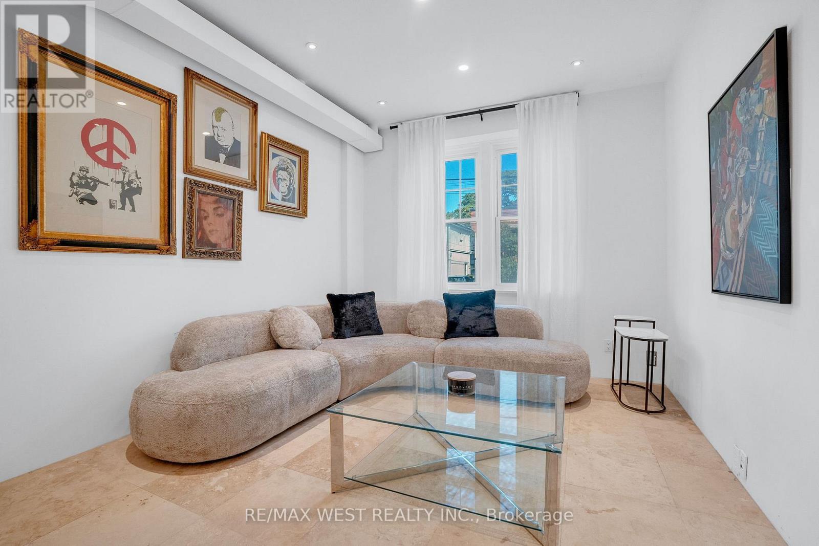 53 Argyle Street, Toronto, ON - Indoor Photo Showing Living Room