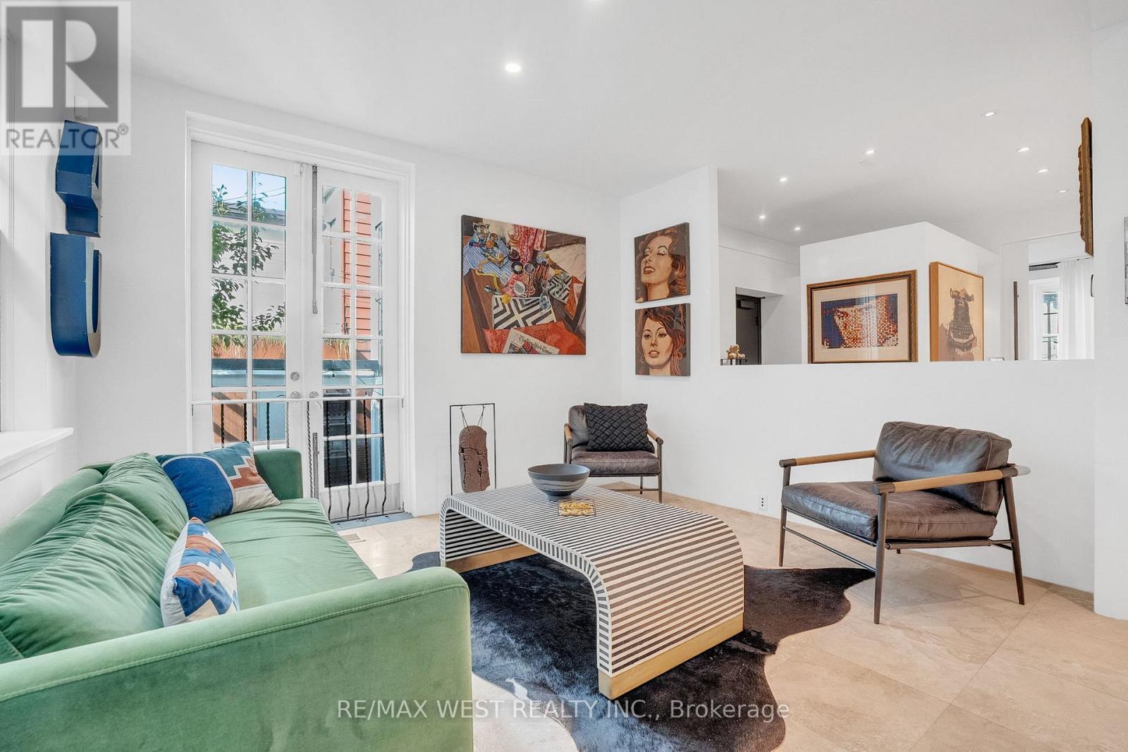 53 Argyle Street, Toronto, ON - Indoor Photo Showing Living Room
