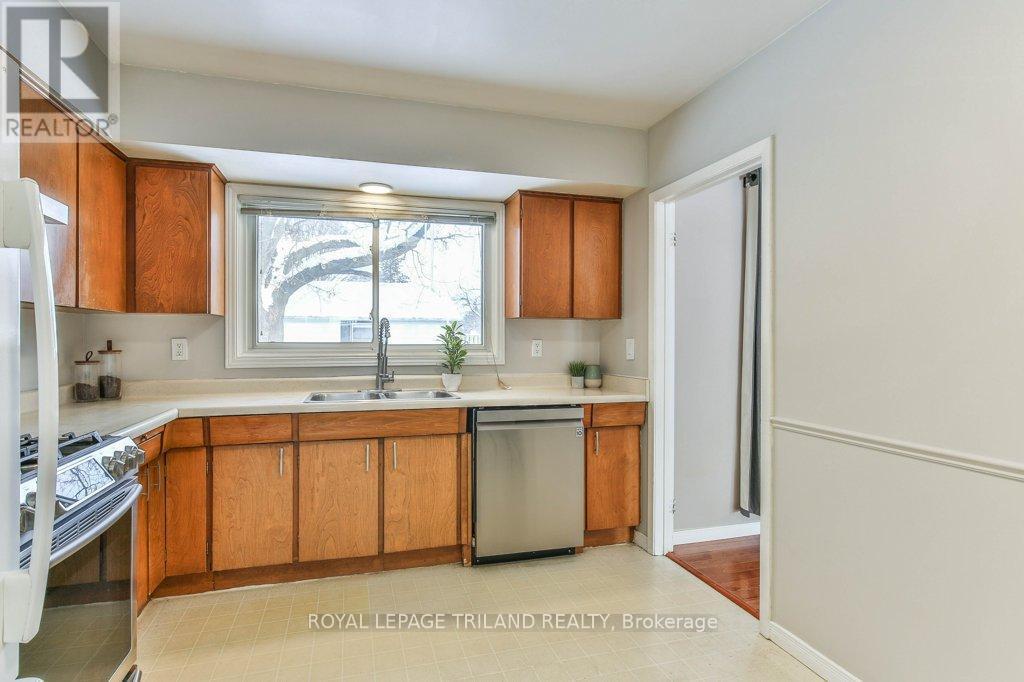 4 Maxwell Crescent, London North (North H), ON - Indoor Photo Showing Kitchen With Double Sink