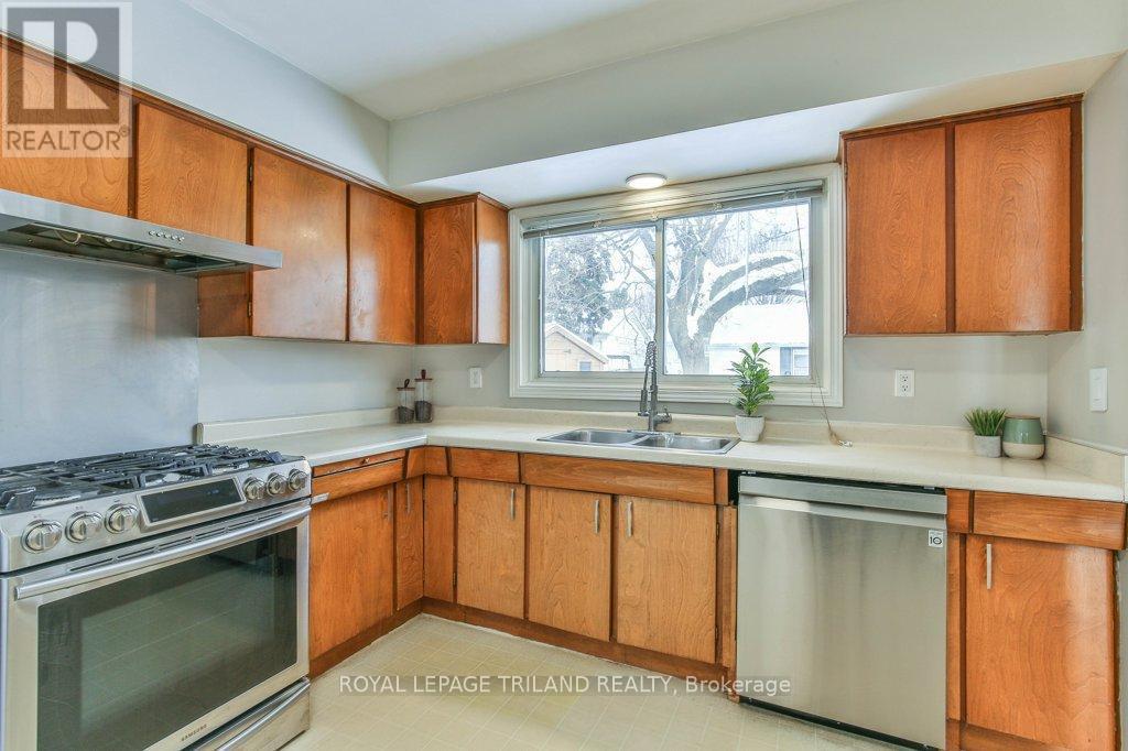 4 Maxwell Crescent, London North (North H), ON - Indoor Photo Showing Kitchen With Double Sink