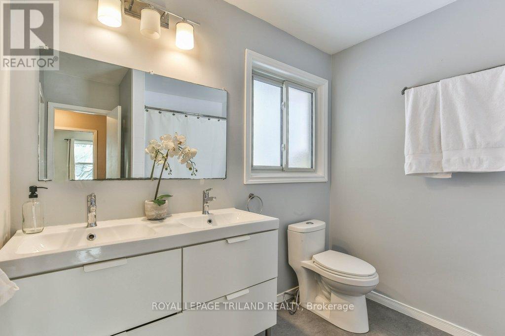 4 Maxwell Crescent, London North (North H), ON - Indoor Photo Showing Bathroom