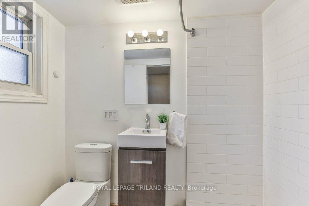 4 Maxwell Crescent, London North (North H), ON - Indoor Photo Showing Bathroom