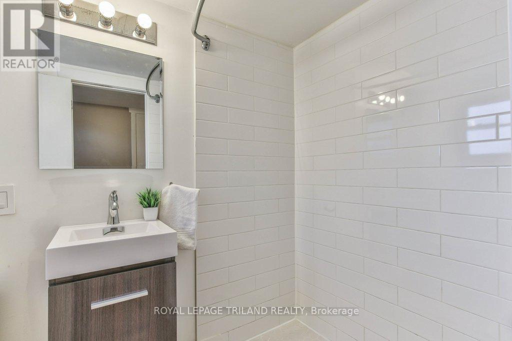4 Maxwell Crescent, London North (North H), ON - Indoor Photo Showing Bathroom