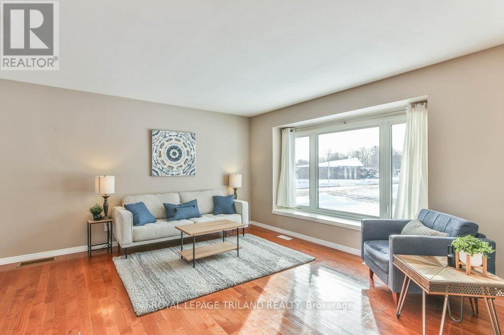 4 Maxwell Crescent, London North (North H), ON - Indoor Photo Showing Living Room