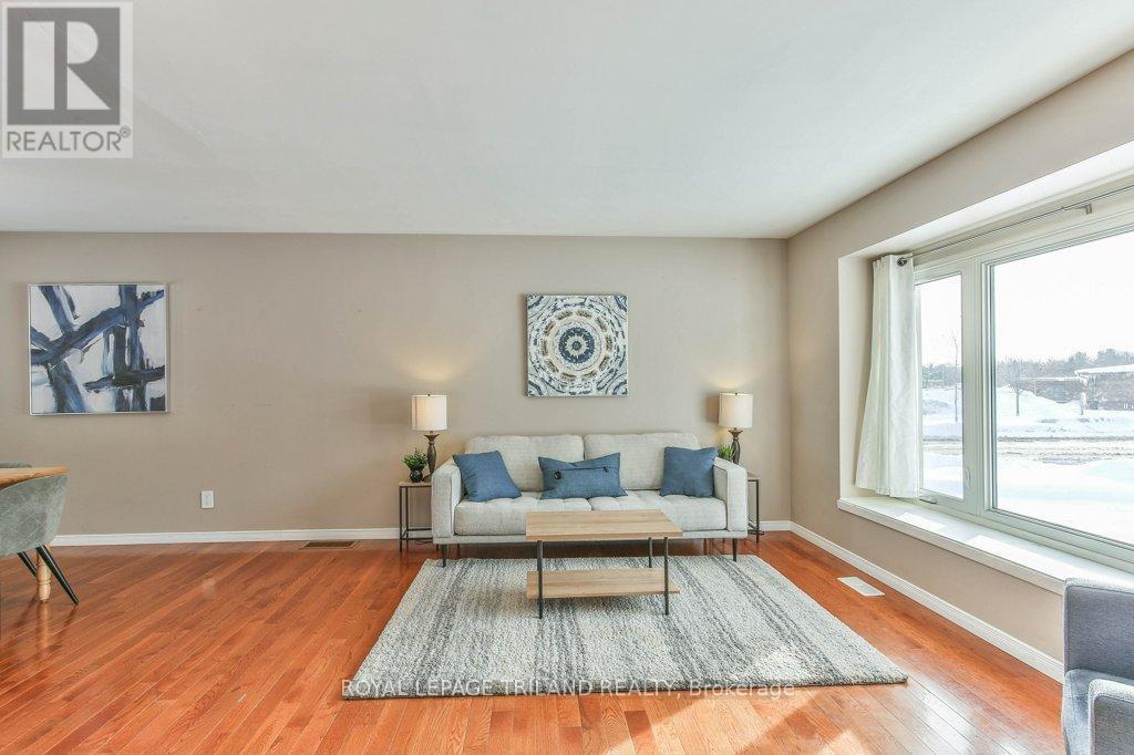 4 Maxwell Crescent, London North (North H), ON - Indoor Photo Showing Living Room