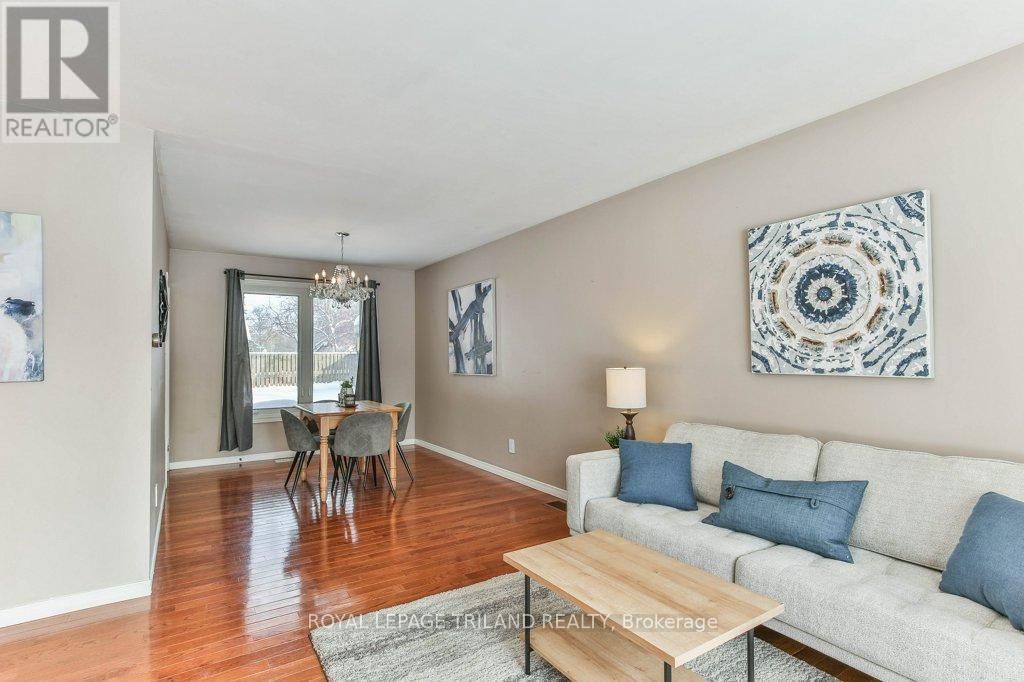 4 Maxwell Crescent, London North (North H), ON - Indoor Photo Showing Living Room