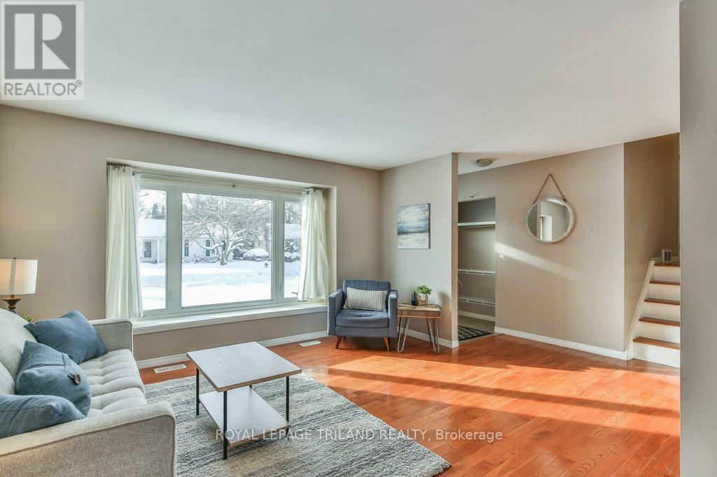 4 Maxwell Crescent, London North (North H), ON - Indoor Photo Showing Living Room