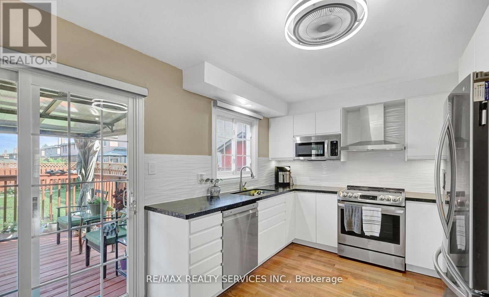 57 Atkins Circle, Brampton, ON - Indoor Photo Showing Kitchen With Stainless Steel Kitchen With Upgraded Kitchen