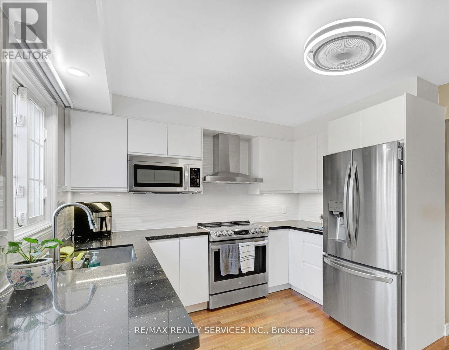 57 Atkins Circle, Brampton, ON - Indoor Photo Showing Kitchen With Stainless Steel Kitchen With Upgraded Kitchen