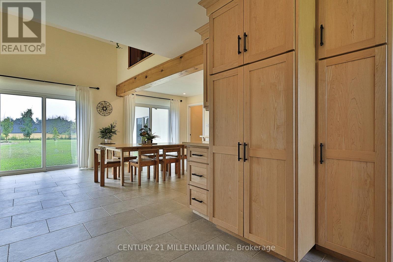 Spacious eat-in kitchen with custom maple cabinets - 322066 Concession Road 6-7, East Luther Grand Valley, ON - Indoor