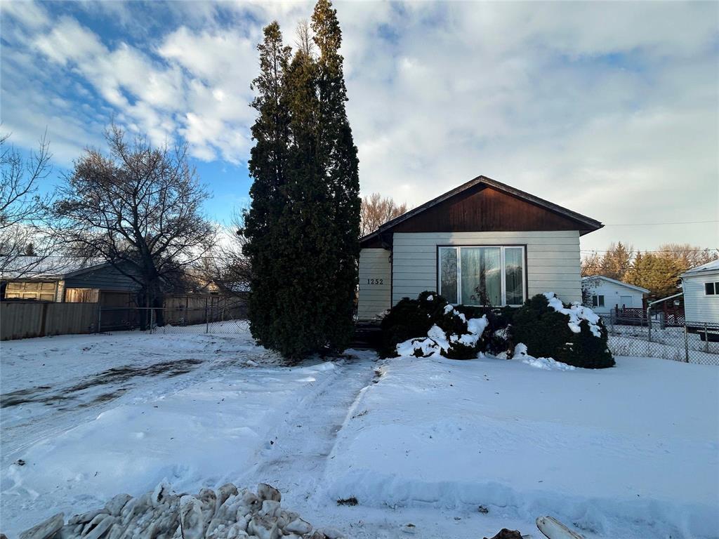 1252 5 Street, Brandon, MB - Outdoor