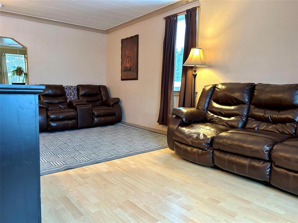 1252 5 Street, Brandon, MB - Indoor Photo Showing Living Room