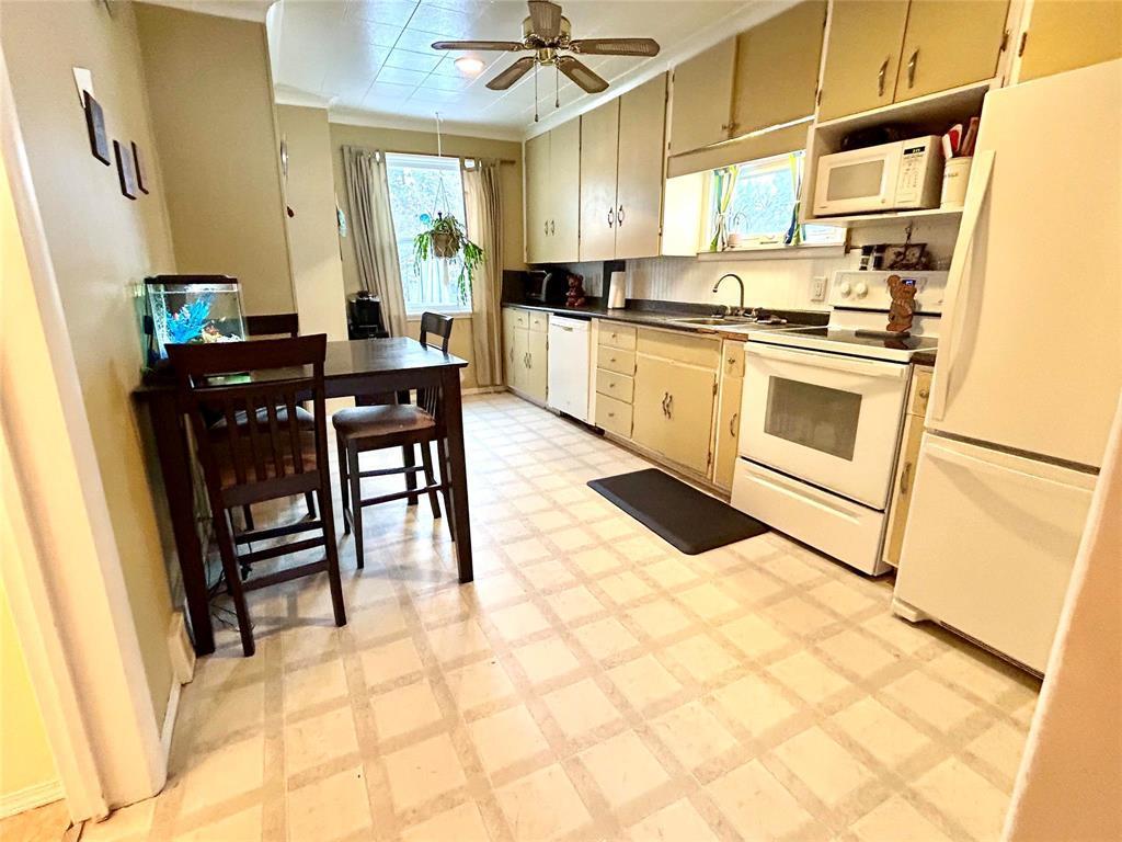 1252 5 Street, Brandon, MB - Indoor Photo Showing Kitchen