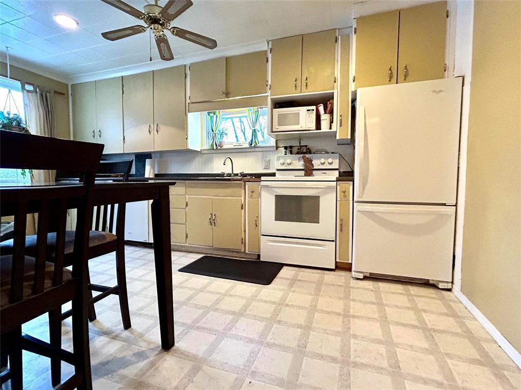 1252 5 Street, Brandon, MB - Indoor Photo Showing Kitchen