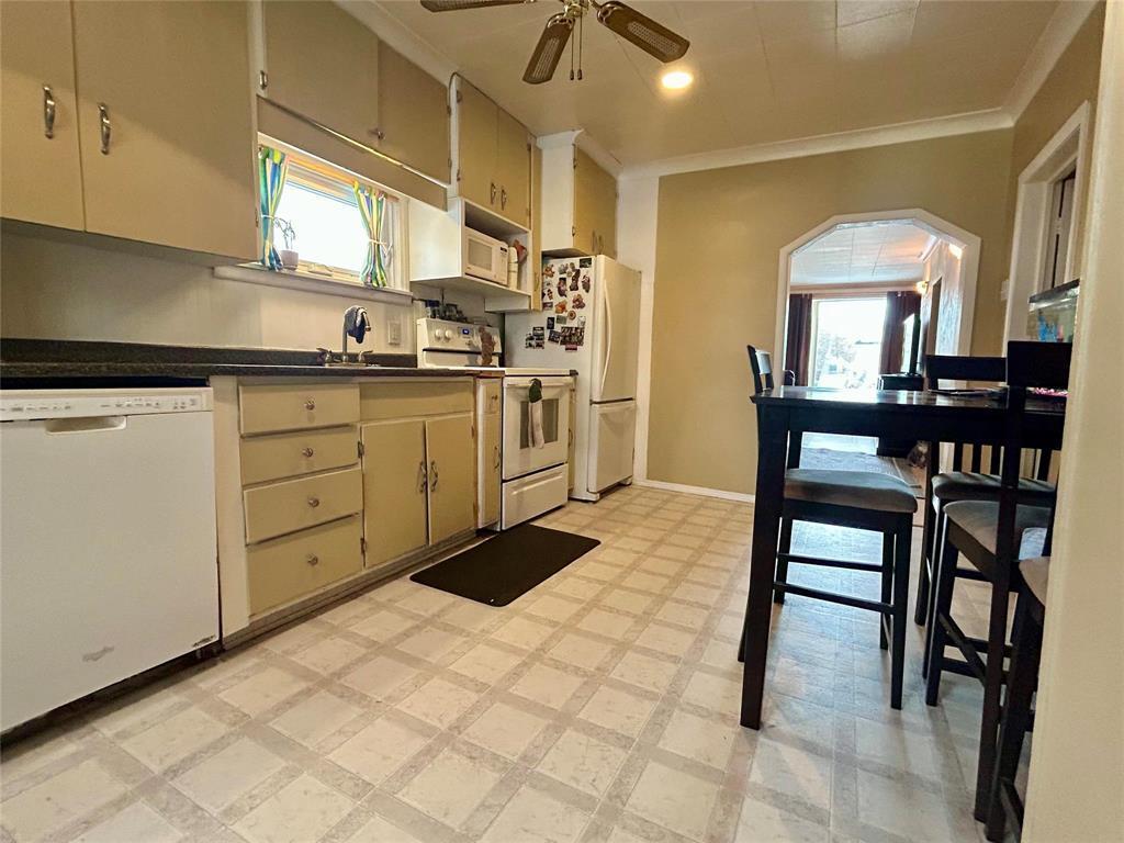 1252 5 Street, Brandon, MB - Indoor Photo Showing Kitchen
