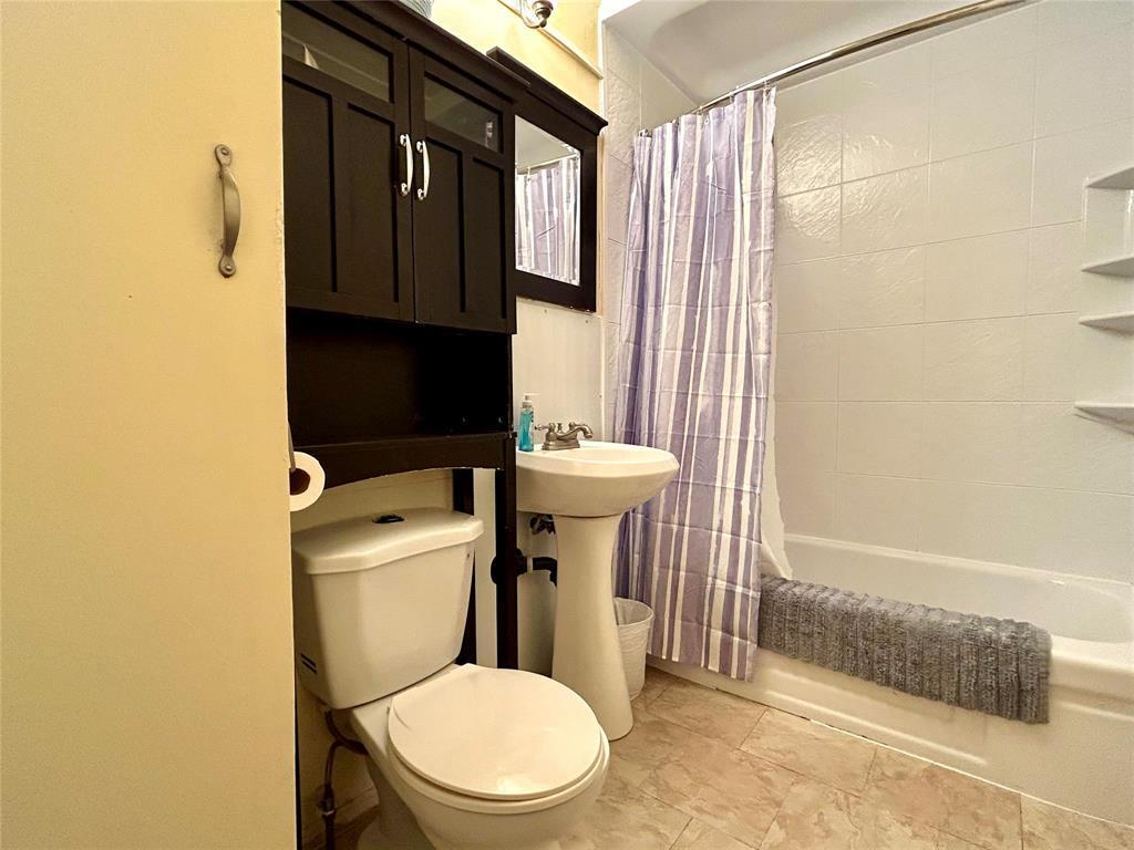 1252 5 Street, Brandon, MB - Indoor Photo Showing Bathroom