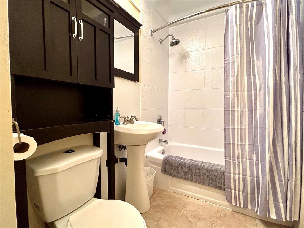 1252 5 Street, Brandon, MB - Indoor Photo Showing Bathroom