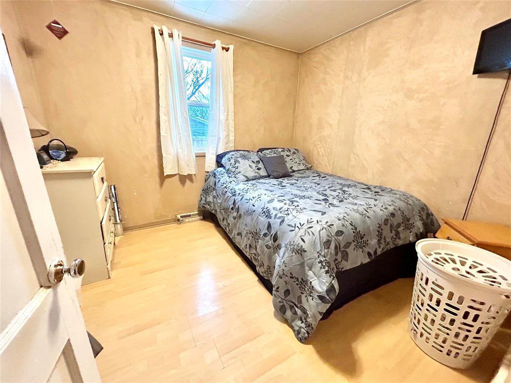 1252 5 Street, Brandon, MB - Indoor Photo Showing Bedroom