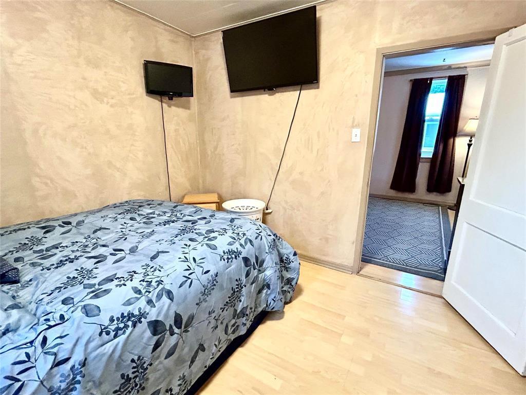 1252 5 Street, Brandon, MB - Indoor Photo Showing Bedroom