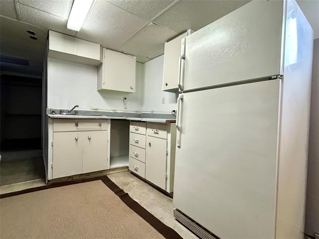 1252 5 Street, Brandon, MB - Indoor Photo Showing Kitchen