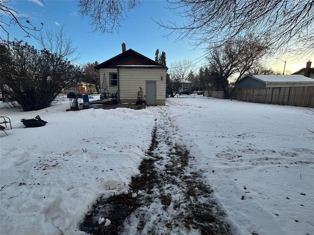1252 5 Street, Brandon, MB - Outdoor