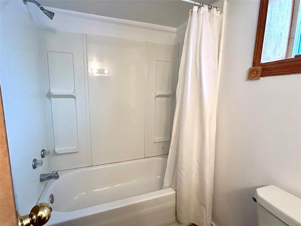 1252 5 Street, Brandon, MB - Indoor Photo Showing Bathroom