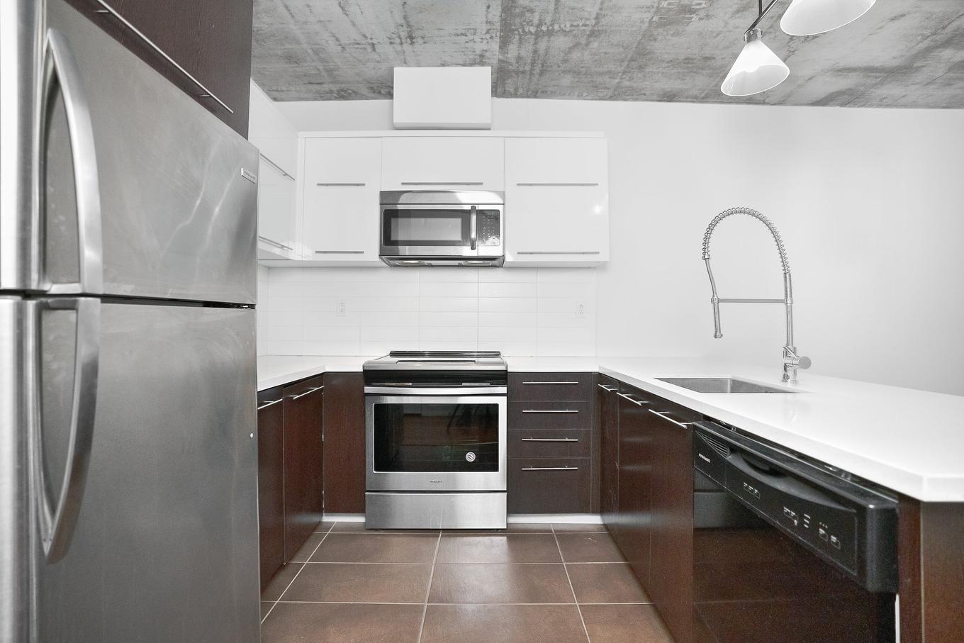 Cuisine - 806-1199 Rue Bishop, Montréal (Ville-Marie), QC - Indoor Photo Showing Kitchen With Stainless Steel Kitchen With Upgraded Kitchen