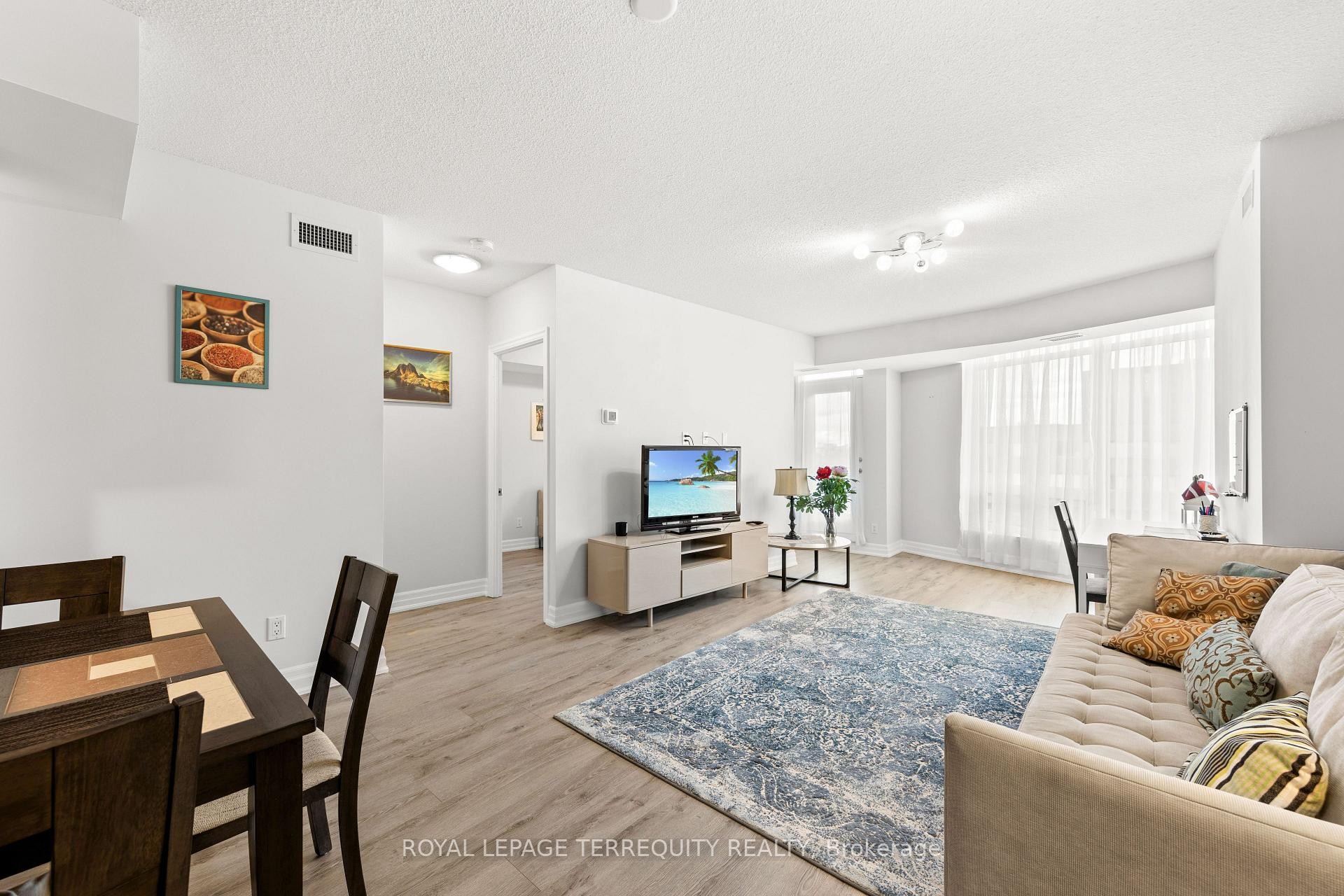 1410-8 Scollard Street, Toronto, ON - Indoor Photo Showing Living Room