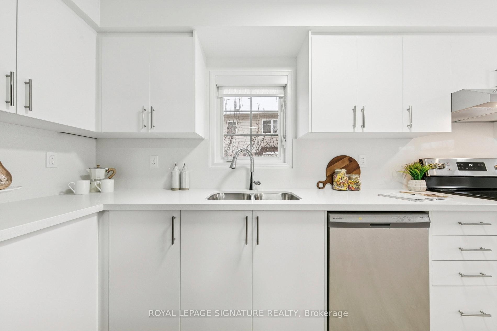 45-3950 Erin Centre Boulevard, Mississauga, ON - Indoor Photo Showing Kitchen With Double Sink