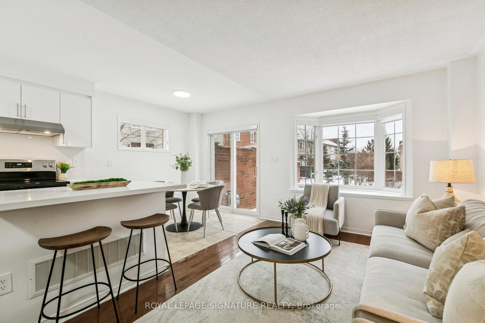 45-3950 Erin Centre Boulevard, Mississauga, ON - Indoor Photo Showing Living Room